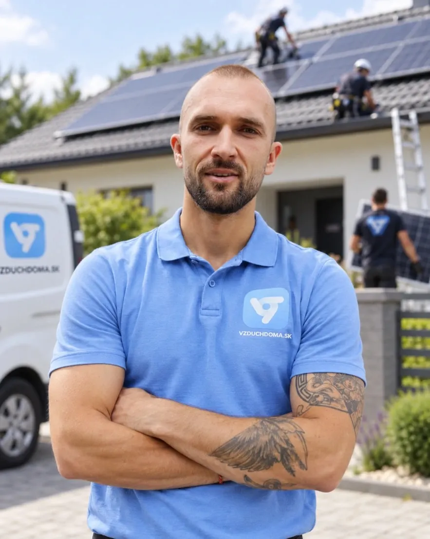 Daniel z Vzduch doma v tričku s logom pred rodinným domom, na streche ktorého montujú fotovoltiku