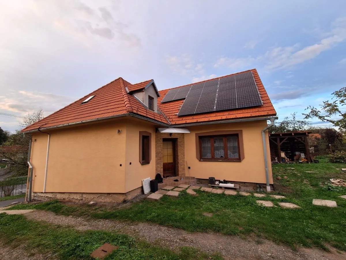 Fotovoltika na rodinnom dome — Dolný Badín, fotka 1 z 4